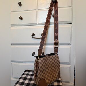 Brown Checkered Shoulder Bag.  9x9
Crossbody and wristlet straps